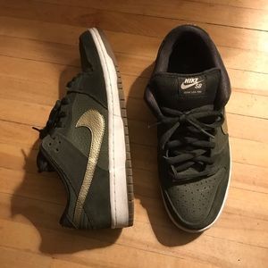 Nike SB Dunk Low Pro size 10.5 Green, White, Gum